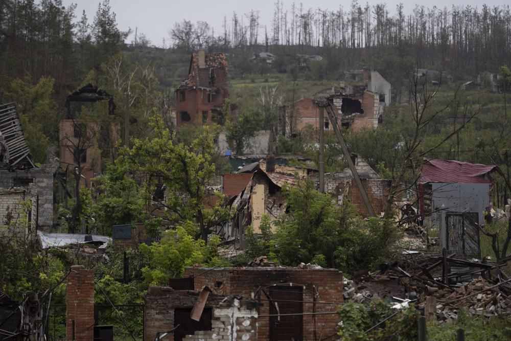 Nhà cửa bị phá hủy ở ngôi làng Bohorodychne, miền đông Ukraine, vào ngày 23/9, nơi lực lượng Ukraine mới giành lại quyền kiểm soát. Ảnh: AP