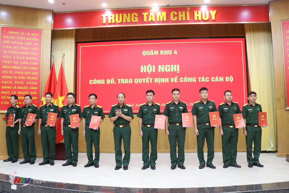 Trung tướng Trần Võ Dũng, Bí thư Đảng ủy, Chính ủy Quân khu trao quyết định điều động, bổ nhiệm cán bộ tốt nghiệp đào tạo trung, lữ đoàn, sư đoàn.