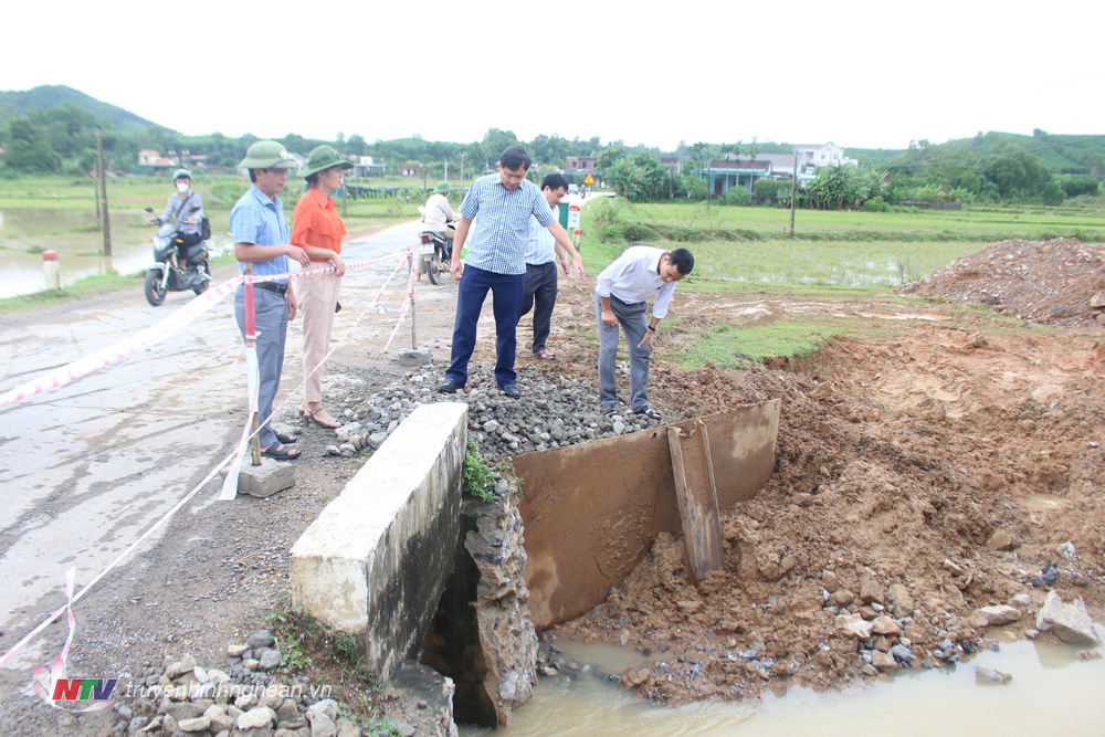Đoàn công tác của UBND huyện đến kiểm tra tại cống qua Quốc lộ 48B, đoạn qua đập Khe Sái, xã Ngọc Sơn.