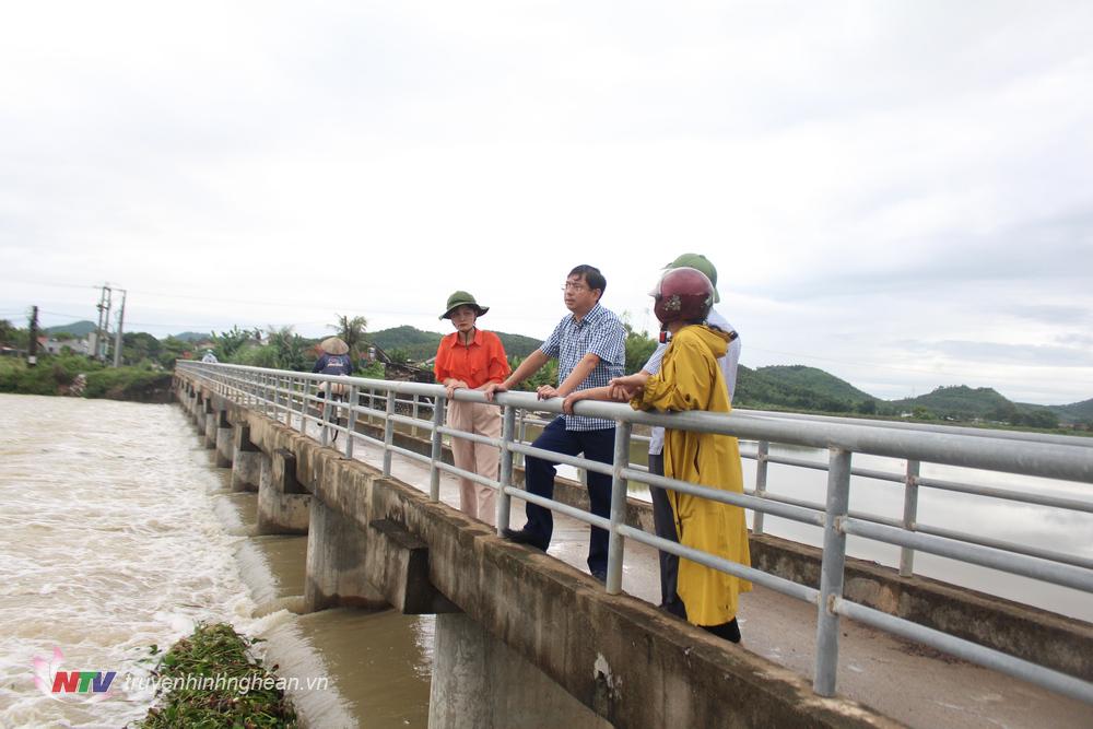 Đoàn kiểm tra tại điểm tràn của đập Bàu Xạ, xã Quỳnh Lâm.