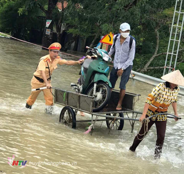 Đội CSGT Công an Quỳnh Lưu hỗ trợ người dân qua Quốc lộ 48B.