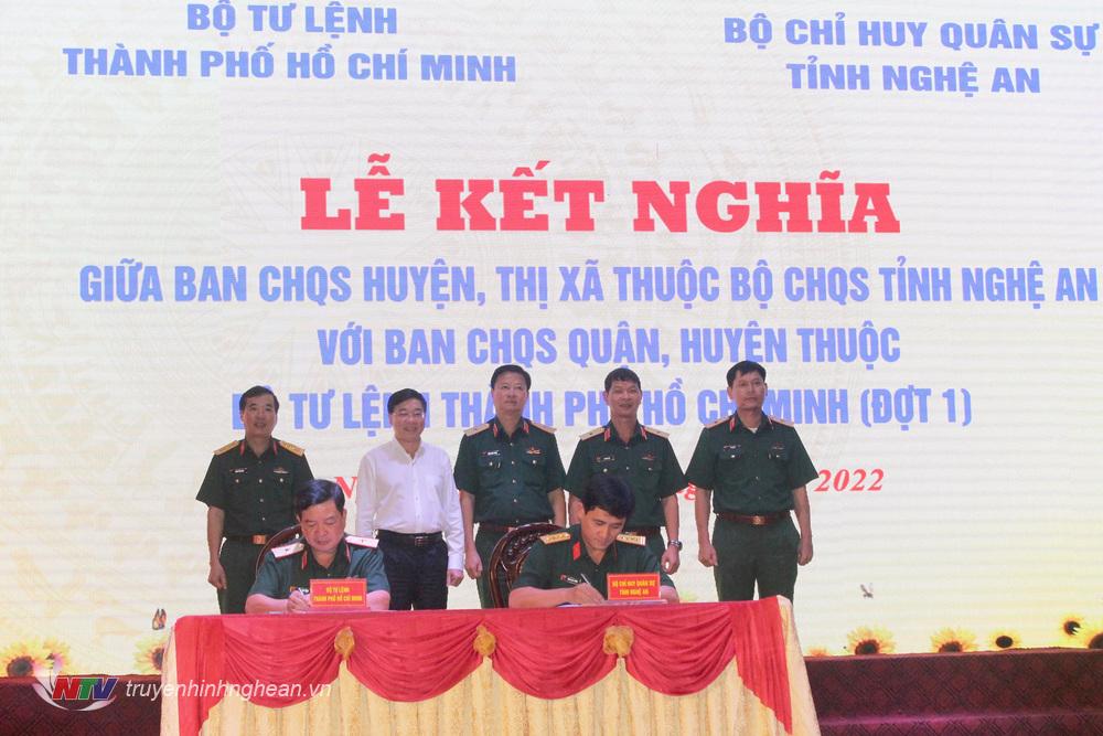 Đại tá Phan Đại Nghĩa, Chỉ huy trưởng Bộ CHQS tỉnh Nghệ An và Thiếu tướng Phan Văn Xựng, Chính ủy Bộ Tư lệnh thành phố Hồ Chí Minh ký kết biên bản ghi nhớ.