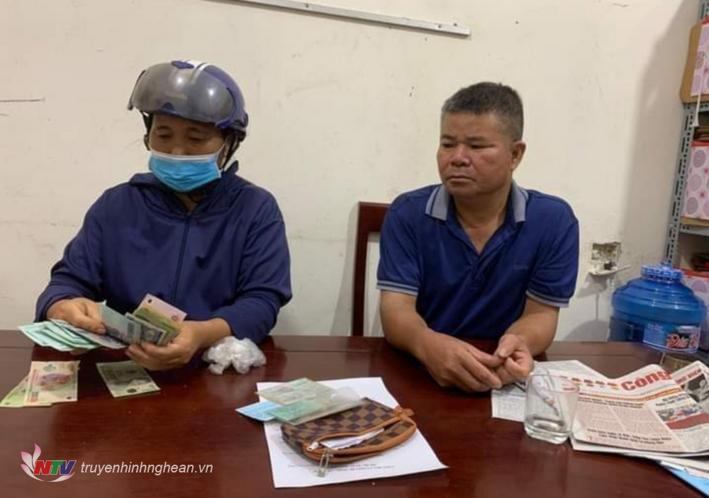 Bàn giao số tiền đánh rơi cho chị Nguyễn Thị Phượng tại UBND thị trấn.