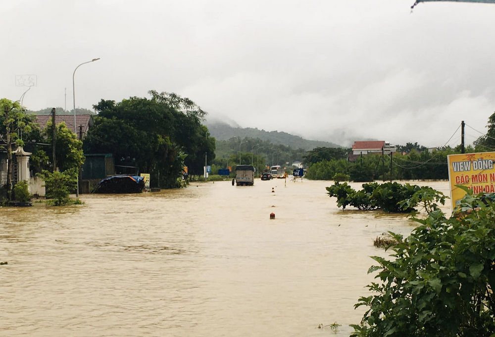 Quốc lộ 48, đoạn qua ngã ba Đông Phú (xã Nghĩa Thuận) nước ngập sâu.