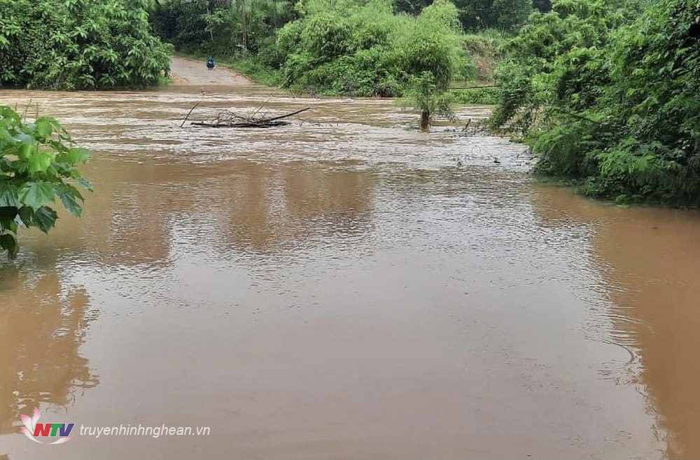 Khu vực cầu Khe Dền (phường Quang Phong, thị xã Thái Hòa) nước ngập sâu.