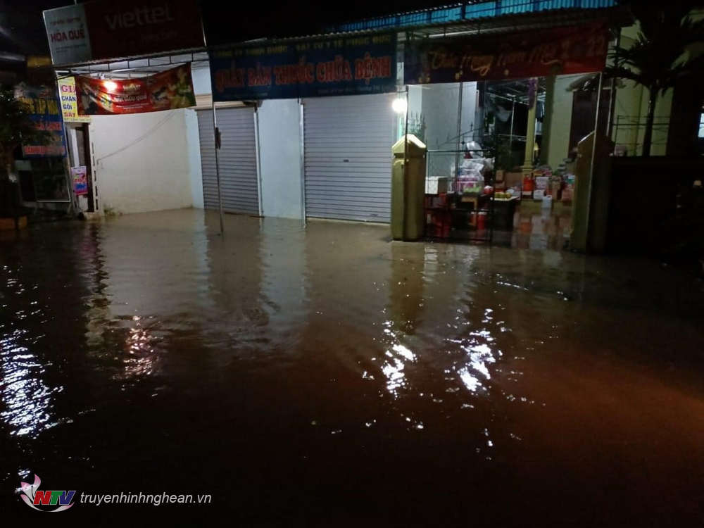 Nhiều nhà dân tại xã Nghĩa Thuận, thị xã Thái Hòa, bị ảnh hưởng nặng do ngập nước.