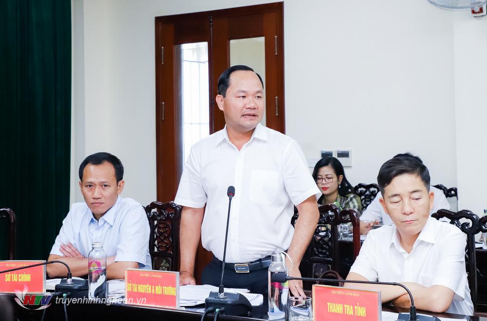 Giám đốc Sở Tài nguyên - Môi trường Hoàng Quốc Việt nêu ý kiến hướng giải quyết vụ việc. 