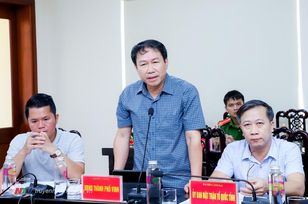 Phó Chủ tịch UBND TP. Vinh Lê Sỹ Chiến báo cáo quá trình giải quyết kiến nghị của công dân.