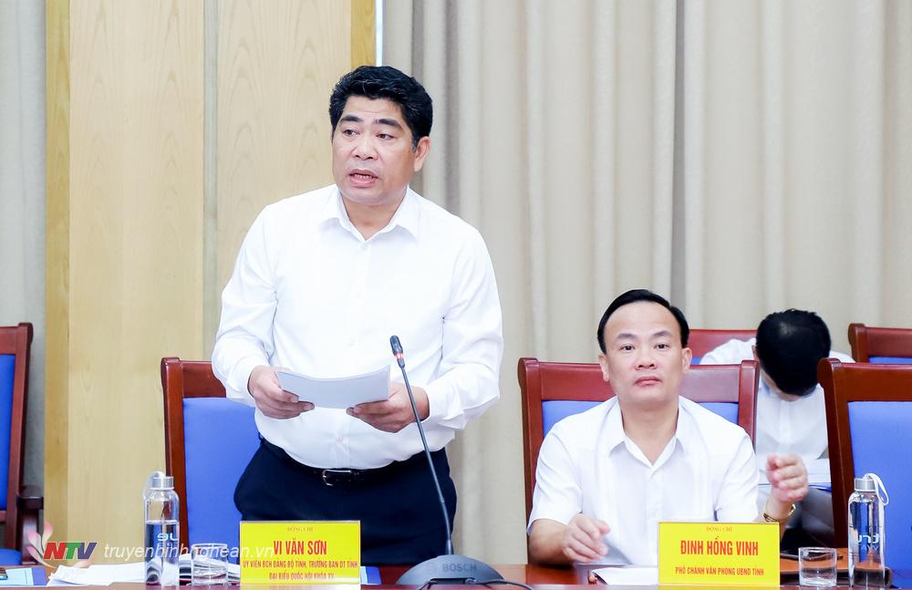 Trưởng ban Dân tộc tỉnh Vi Văn Sơn báo cáo tình hình thực hiện chính sách phát triển kinh tế - xã hội, giảm nghèo, gắn với bảo đảm quốc phòng - an ninh khu vực biên giới vùng dân tộc thiểu số và miền núi. 