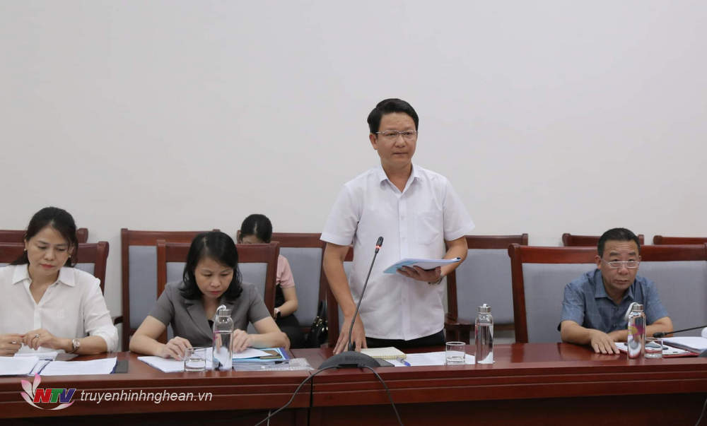 Phó Giám đốc Sở Nông nghiệp và Phát triển nông thôn Trần Xuân Học trình bày dự thảo đề án. 