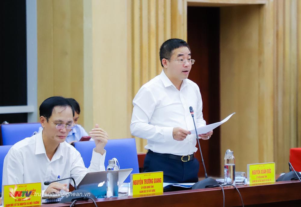 Giám đốc Sở Kế hoạch và Đầu tư Nguyễn Xuân Đức phát biểu tại cuộc họp.