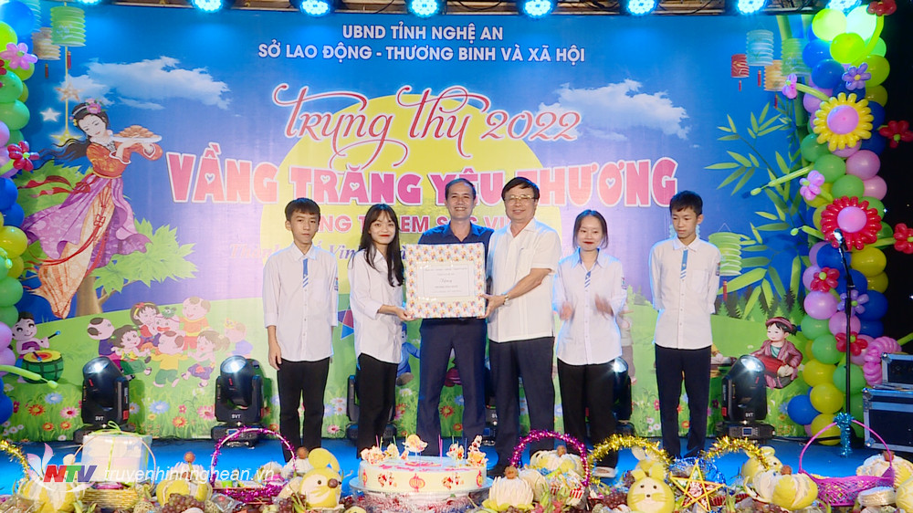 Phó Chủ tịch UBND tỉnh Bùi Đình Long trao quà cho Làng trẻ em SOS Vinh.