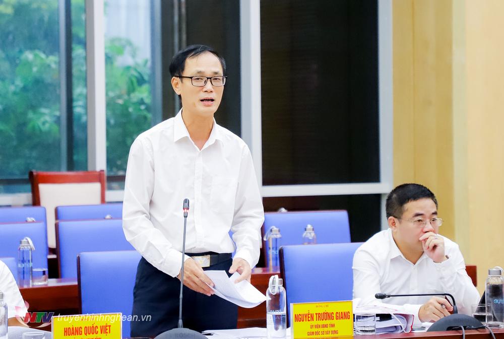 Giám đốc Sở Xây dựng Nguyễn Trường Giang phát biểu tại phiên họp. 