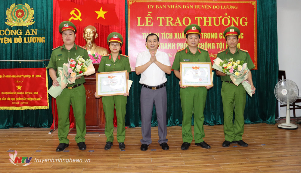 Lãnh đạo huyện huyện trao thưởng cho Công an xã Yên Sơn và Công an huyện Đô Lương.