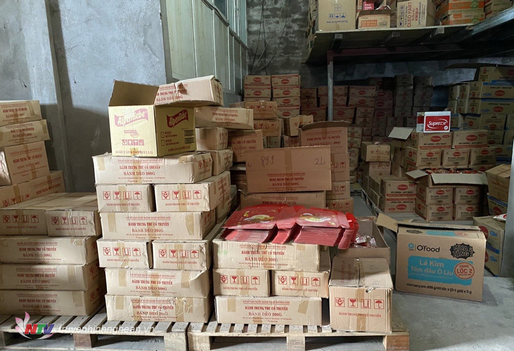 Cơ quan Công an phát hiện và thu giữ 2.500 chiếc bánh Trung thu không rõ nguồn gốc, xuất xứ tại kho hàng ở huyện Diễn Châu