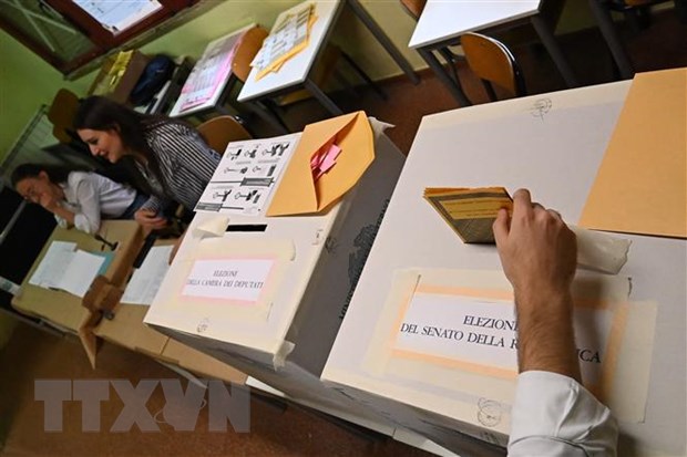 Cử tri bỏ phiếu trong cuộc tổng tuyển cử sớm tại Rome, Italy ngày 25/9/2022. 