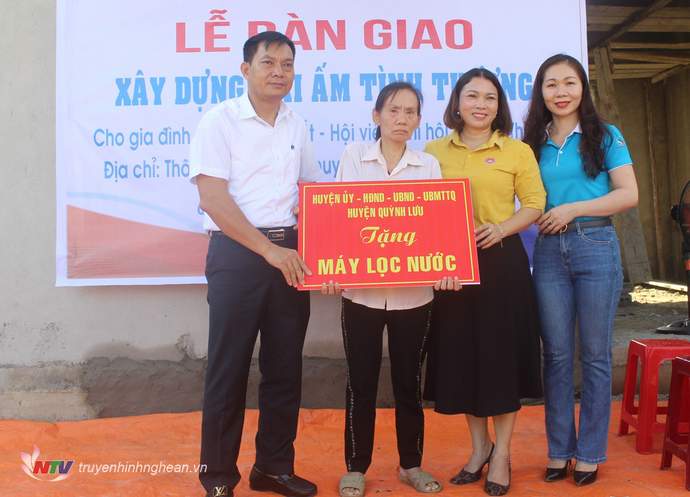 Huyện ủy, HĐND, UBND, UBMTTQ huyện Quỳnh Lưu cũng trao tặng gia đình chị Chắt 1 máy lọc nước 