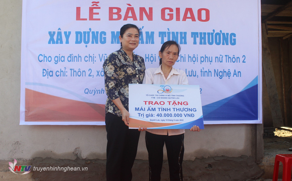 Phó Chủ tịch Thường trực Hội LHPN Việt Nam Đỗ Thị Thu Thảo trao tiền hỗ trợ xây dựng nhà ở cho chị Vũ Thị Chắt