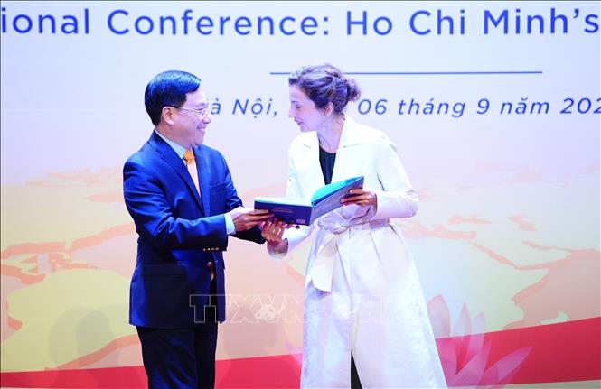  Phó Thủ tướng Thường trực Phạm Bình Minh trao tặng sách cho Tổng Giám đốc UNESCO Audrey Azoulay. Ảnh: Minh Đức/TTXVN