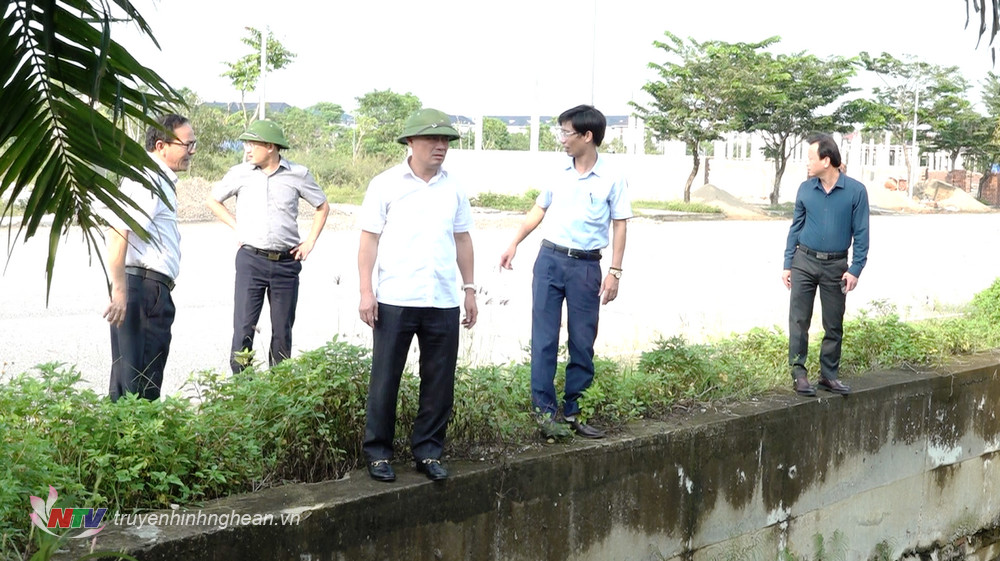 Bí thư thành ủy Vinh - Phan Đức Đồng thị sát thực trạng hệ thống mương, cống tiêu thoát dẫn nước vào âu trạm bơm trong khu đô thị mới Vinh Tân