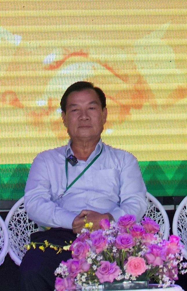 Doanh nhân Nguyễn Phú Cường cùng các chuyên gia trao đổi với người dân, HTX, doanh nghiệp tại hội nghị.