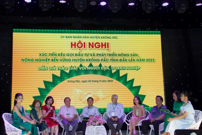 Doanh nhân Nguyễn Phú Cường (thứ 5, trái qua) tại hội nghị Xúc tiến kêu gọi đầu tư và phát triển nông sản, nông nghiệp bền vững huyện Krông Pắc, tỉnh Đắk Lắk 2022