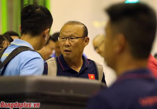 HLV Park Hang Seo dặn dò các học trò trước khi lên sân bay. Ông cẩn thận kiểm tra cả hộ chiếu cho các cầu thủ 