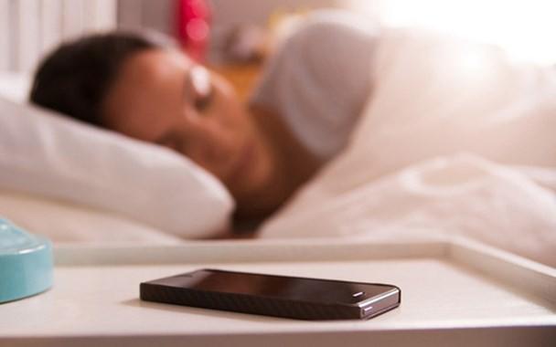 Tắt điện thoại trước khi đi ngủ: Ánh sáng xanh cũng có thể ảnh hưởng đến giấc ngủ của bạn bằng cách ngăn chặn việc sản xuất hormone melatonin. Melatonin đóng một vai trò quan trọng trong việc điều chỉnh chu kỳ giấc ngủ và sản xuất của nó bị ảnh hưởng bởi ánh sáng xanh trong điện thoại thông minh. Vì vậy, hãy tắt điện thoại ít nhất 30 phút trước khi đi ngủ.