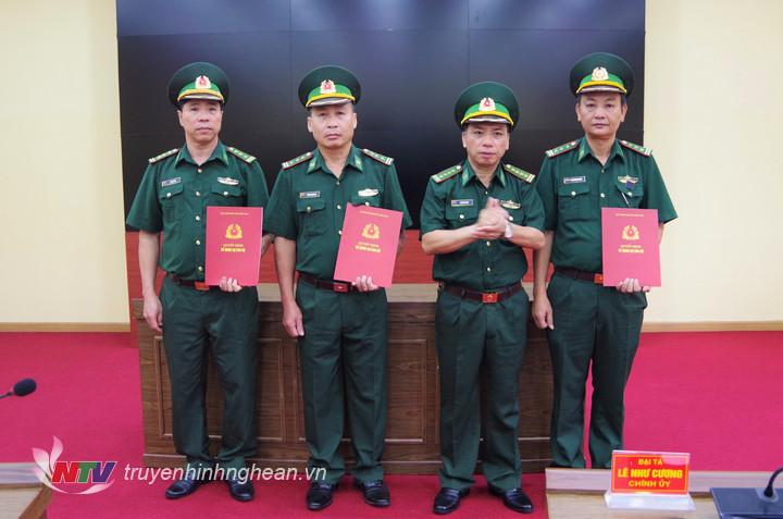 Đại tá Trần Hải Bình, Ủy viên Ban chấp hành Đảng bộ tỉnh, Chỉ huy trưởng BĐBP Nghệ An trao quyết định của Bộ Quốc phòng cho các cán bộ được thăng quân hàm, nghỉ chờ hưu.
