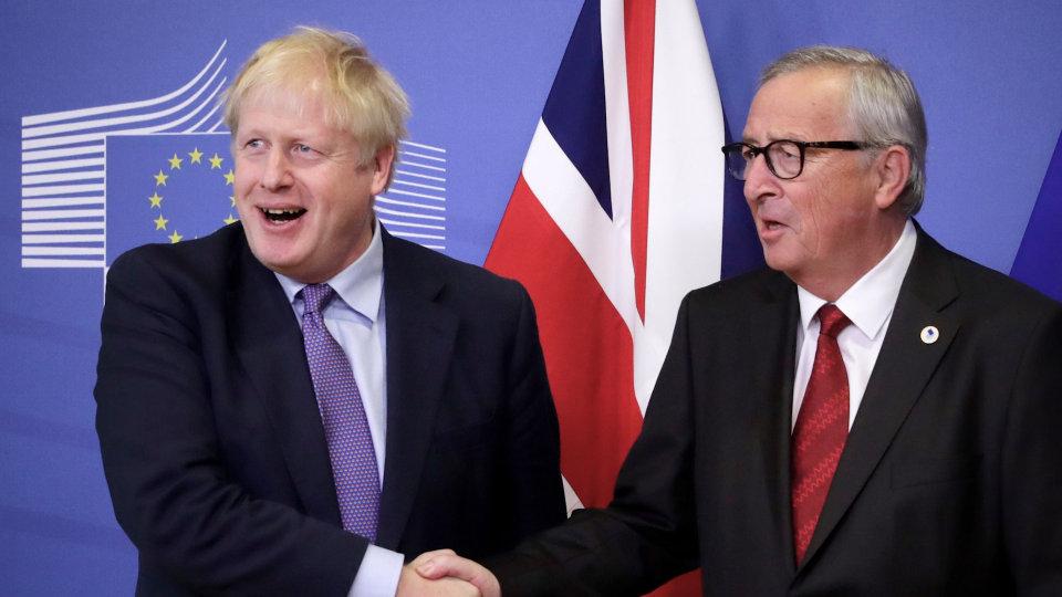 Thủ tướng Anh Boris Johnson (trái) và Chủ tịch Ủy ban châu Âu Jean-Claude Juncker.