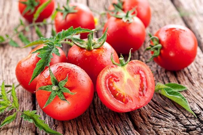 Cà chua và khoai lang, khoai tây cũng tránh dùng chung với lẩu hải sản vì khi kết hợp các loại thực phẩm này với nhau sẽ dẫn đến khó tiêu, đau bụng, rối loạn tiêu hóa. 