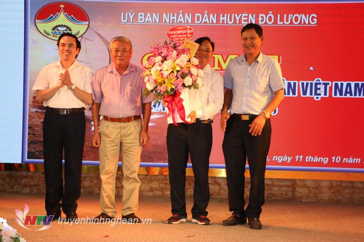Đồng chí Lê Văn Ngọc - Phó chủ tịch thường trực UBMTTQ tỉnh tặng hoa chúc mừng các doanh nghiệp Đô Lương.