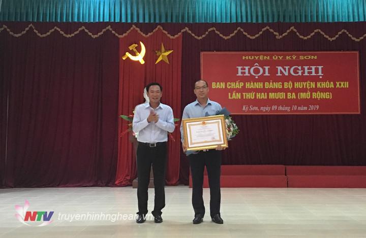 Bí thư Huyện ủy Kỳ Sơn vinh dự đón nhận Huân chương Lao động hạng Ba