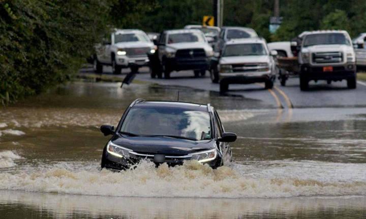 Lái ô tô sau mưa, làm cách nào để xe không bị hư hỏng?