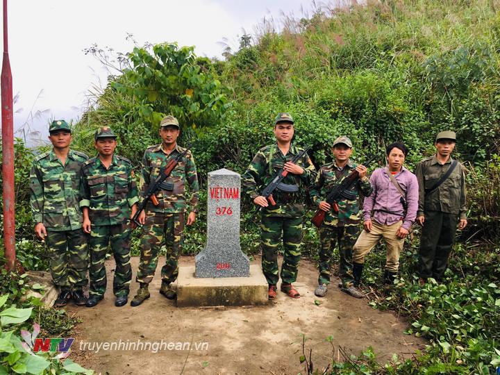 Tuần tra song phương bên cột mốc số 376 biên giới Việt Nam - Lào 