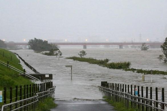 Tuy bão đã ra khỏi Tokyo và các tỉnh khu vực Kanto, riêng khu vực sông Tama, của Tokyo do mực nước sông cao.