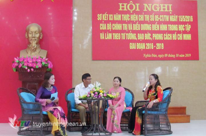 Các đại biểu giao lưu, tạo đàm chia sẻ kinh nghiệm trong học tập và làm theo tư tưởng, đạo đức, phong cách Hồ Chí Minh