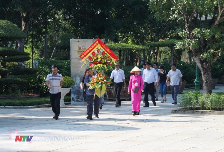 Đoàn cán bộ Trung tâm Truyền thông Quảng Ninh dâng hương tưởng niệm tại Khu Di tích Kim Liên.