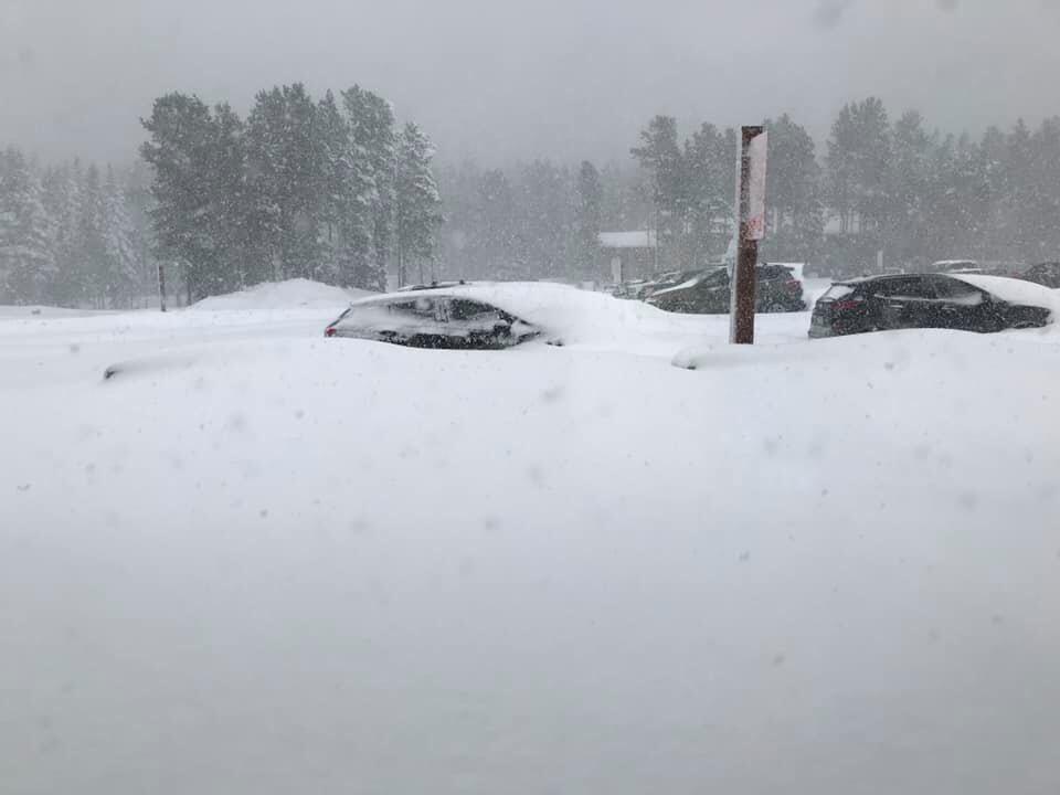 Ô tô bị ngập trong tuyết rơi dày hơn 1m. 