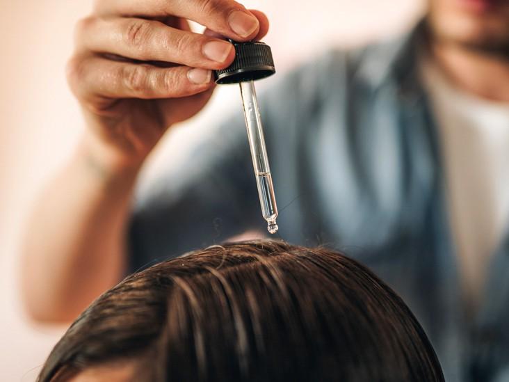 Dầu gội, xả cùng các sản phẩm chăm sóc tóc có nguồn gốc trà xanh sẽ rất hiệu quả trong việc khôi phục độ ẩm cho da đầu và ngừa gàu. Bạn có thể mát-xa nhẹ nhàng tinh dầu trà lên da đầu 2 lần/tuần, hiệu quả sẽ rất đáng kể.