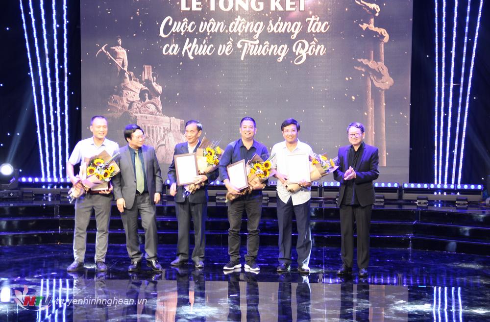 Giám đốc Sở Văn hóa Thể thao và Nhạc sỹ trao giải cho các tác giả có tác phẩm đạt giải Ba.