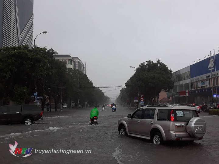 Hình ảnh ghi nhận tại tuyến đường Nguyễn Thị Minh Khai lúc 10h sáng 16/10.