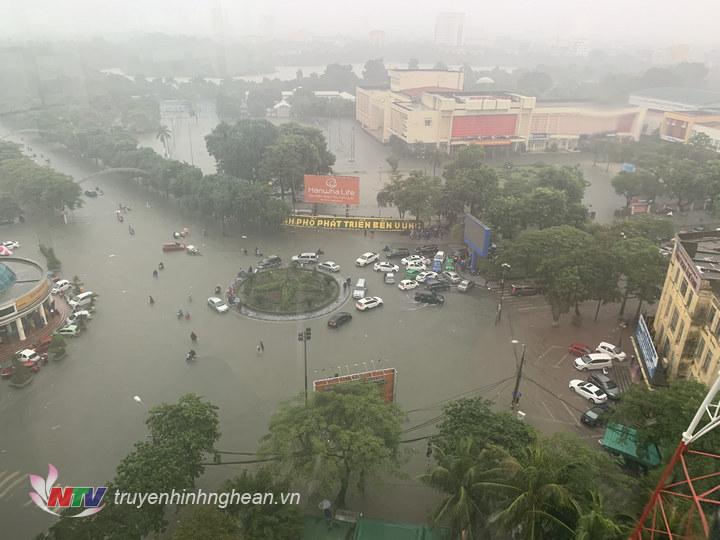 Nhiều tuyến đường TP Vinh bị ngập sâu do mưa lớn 