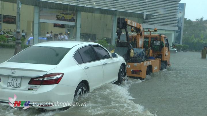 Nhiều xe ô tô phải nhờ đến cứu hộ. Hình ảnh ghi nhận tại tuyến đường Lê Nin.