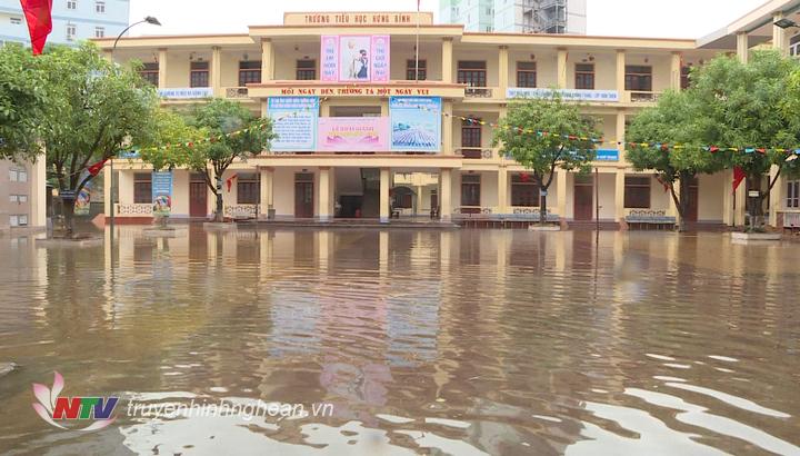 Sân Trường Tiểu học Hưng Bình ngập nước.