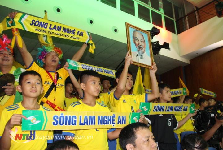 CĐV xứ Nghệ mang không khí cuồng nhiệt của sân cỏ đến Lễ tôn vinh các đội tuyển bóng đá trẻ Nghệ An