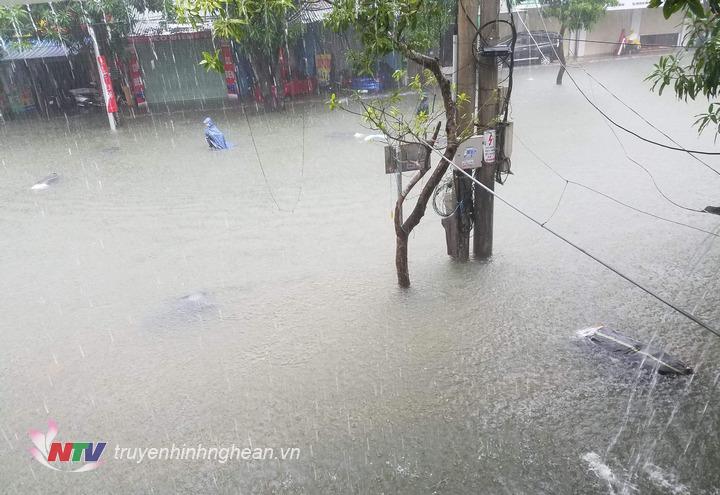 Nước ngập ngang hông người lớn ở đường Nguyễn Thái Học.