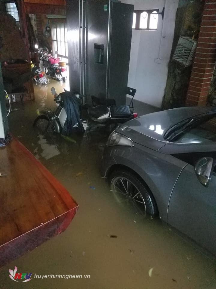Nước ngập cao ở trong nhà dân trên tuyến đường Phan Chu Trinh.
