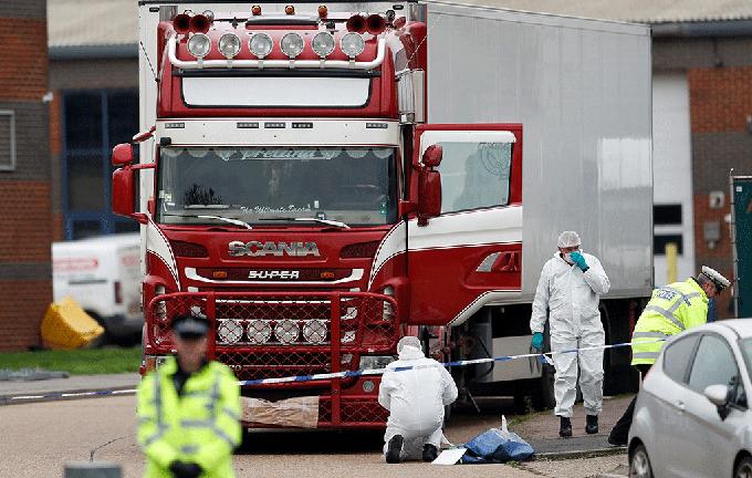 Cảnh sát và nhân viên pháp y tại hiện trường xe container chở 39 thi thể được phát hiện ở Essex hôm 23/10.