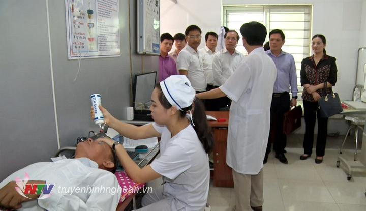 Đoàn công tác kiểm tra thực tế tại Bệnh viện đa khoa Minh An đóng tại huyện Quỳnh Lưu.